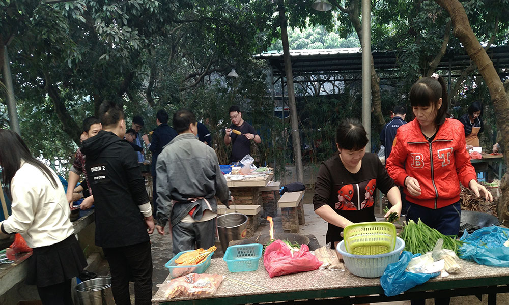 <i style='color:red'>英利印刷</i>公司